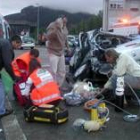 Los servicios de emergencia del 112 atienden a los heridos en el accidente de tráfico de La Robla