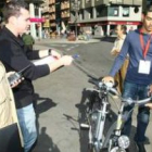 El ciclista ganador de la carrera de medios celebrada ayer en la plaza de Lazúrtegui por la Semana d