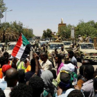 Manifestantes protestan ante las fuerzas de seguridad sudanesas en Kartum.
