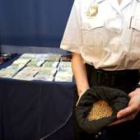 Un policía muestra la pepitas de oro en las que la mafia rumana transformó las joyas robadas