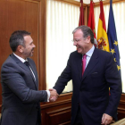 El alcalde de León, Antonio Silván (D), recibe al director general de INCIBE, Miguel Rego (I) en su despacho