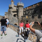 Turistas en el Castillo de los Templarios.