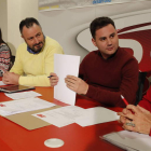 Cendón, acompañado de su núcleo duro, ayer en el PSOE. RAMIRO