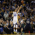Curry lanza un triple en el partido ante New Orleans donde estableció un nuevo récord.