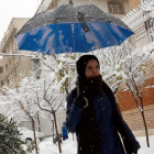 Una mujer iraní pasea por una calle nevada, en Teherán, el 28 de enero.