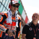 Jorge Lorenzo sale de su boxe acompañado de Quique, uno de sus ayudantes.