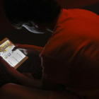 Un joven consulta una página de juego por internet.