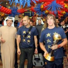 Puyol y Guardiola fueron recibidos por el presidente del Kazma Sporting Club, Asaad Al Banwan.