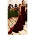 Rihanna, vestida de Maison Margiela Artisanal. En el centro, Priyanka Chopra y a la derecha, Sarah Jessica Parker, de Dolce & Gabbana.
