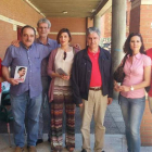 Flórez y Palomo ayer en Armunia con Travesí y vecinos. DL