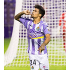 El futbolista Ibán Salvador celebra un gol con el Valladolid. R. V.