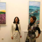La pintora Ana Brianes y Teresa Rodríguez, ayer en la Casa de la Cultura.