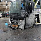 Estado en el que quedó un autobús tras las explosiones. SANA HANDOUT