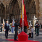 Izado de la bandera de León en la plaza de Regla, durante los actos de homenaje a la Guardia Civil. MIGUEL F. B.