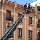 Los bomberos actúan tras la caída de cascotes en Alcázar de Toledo la pasada semana. EDUARDO MARTÍNEZ PINTO
