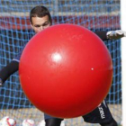 Diego Calzado entrena con balones aeróbicos para mejorar sus reflejos, habilidad y fuerza.
