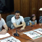 José Sande, acompañado por Roberto Mendo en la presentación.