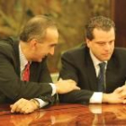 Rodríguez de Francisco charla con Amilivia en el Ayuntamiento de la capital en una imagen de archivo