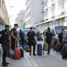 Policías nacionales cuando abandonaron el hotel de Pineda de mar en el que se alojaban tras el 1-O.