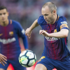 Iniesta, durante una jugada del partido ante el Villarreal