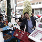 Garzón y Sarrión, ayer, repartiendo propaganda en Valladolid.