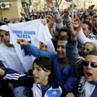 Los vecinos de la calle León XIII de Sevilla increpan al presunto autor de la muerte de Marta.