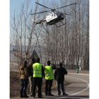 Voluntarios descansando ayer en el cruce de la CL-530.