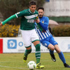 Héctor Figueroa pelea por el balón con el exjugador de la Deportiva, Alberto García, que milita actualmente en las filas del Coruxo. MARTA G. BREA