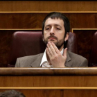 El secretario de comunicación de Podemos, Juan Manuel del Olmo, en su escaño del Congreso.