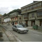 Vista parcial de la antigua Nacional VI a su paso por Vega de Valcarce