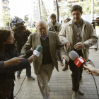 Jordi Pujol, rodeado de periodistas, ayer, a las puertas de su casa en la ronda del General Mitre.