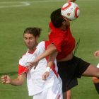 Moisés (i) cambiará de camiseta después de muchos años en las categorías inferiores del Sevilla.