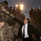 Blair saluda a las tropas británicas en Irak, en una imagen de archivo.