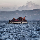 Refugiados piden socorro desde una barcaza que se hunde ante la isla de Lesbos, este viernes.