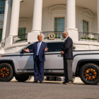 El presidente Trump ayer, a las puertas de la Casa Blanca, donde negó las acusaciones. KEN CEDENO