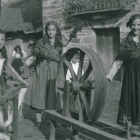 En el centro, la etnógrafa, vestida con indumentaria tradicional con otras dos chicas en 1934 en Truchas.