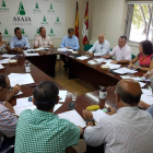 La directiva de Asaja repasó ayer las medidas de la Junta contra la sequía. DL