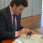 El alcalde de Villaquilambre selló el acuerdo con la Junta para emplear a 11 personas a partir de mayo. DL