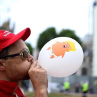 Un manifestante hincha un globo con la imagen del baby Trump, este martes en Londres.