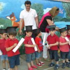 El alcalde y la concejala Carmen Oláiz, en la graduación de los mayores de la guardería.