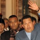 Hugo Chávez saluda junto a Evo Morales en su visita oficial a Bolivia