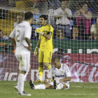 Los jugadores del Real Madrid lamentan el único gol del partido, marcado por el delantero del Levante Koné.