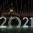 Iluminación de Navidad de la plaza Mayor de La Bañeza que está generando una gran expectación entre la gente.