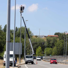 Los operarios ultiman la renovación del alumbrado en Oteruelo.