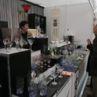 Pacios, Riesco y Téllez, observan los zapatos artesanales de un expositor de la feria