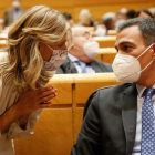 El presidente del Gobierno, Pedro Sánchez, conversa con la ministra Yolanda Díaz. MARISCAL