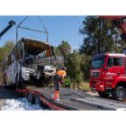 Estado en el que quedó el autobús siniestrado. JULIÁN PÉREZ