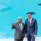 Pedro Sánchez junto al primer ministro de la República Portuguesa, Antonio Costa, en los Jameos del Agua, Lanzarote. ARIEL PERDONO