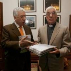 El edil Manuel Rodríguez y Pedro Alonso, con las copias