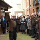 Imagen de la subasta de las tartas de san Antón, ayer a las puertas de la iglesia de Algaefe.